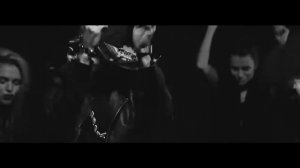 Все танцуют локтями песня.