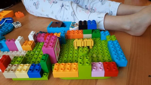 Игры с  Лего DUPLO. Строим домик.