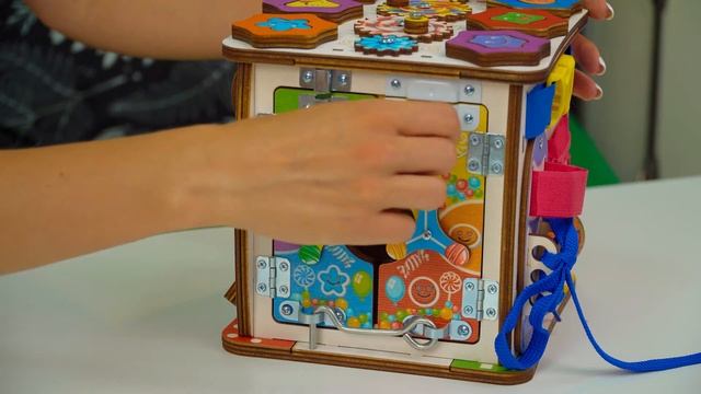 Обзор бизиборда Эвотойс "Смайлики на дне рождения". Яркий бизикубик для развития ребенка. смотреть онлайн