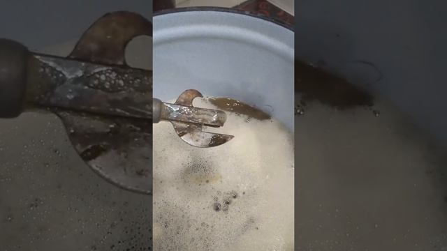 Отмываем сковородку каустической содой. Вау эффект смотреть онлайн