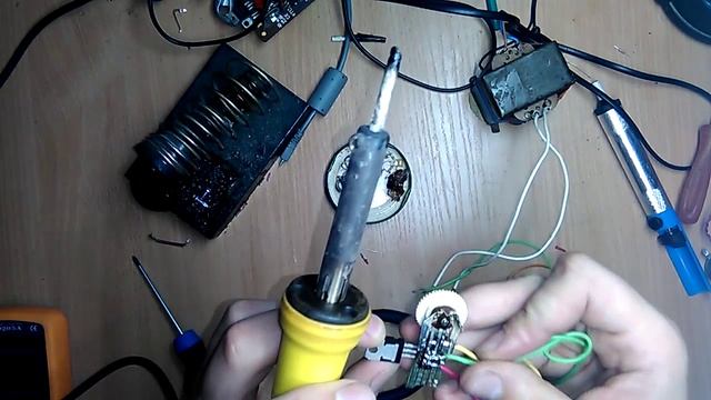 Простой регулятор напряжения на LM317T смотреть онлайн