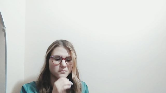 Симпатичная девушка надувает красивые шарики смотреть онлайн