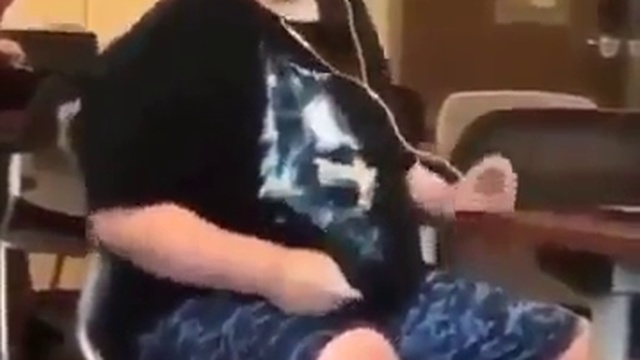 Когда в наушниках играет любимая песня смотреть онлайн