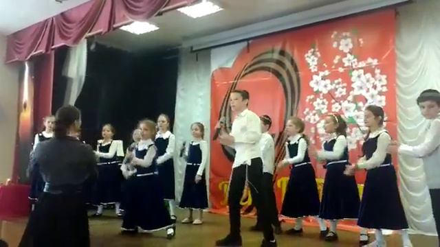 Хор школы Менахем поет песню к Дню Победы смотреть онлайн
