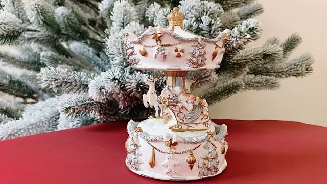 Музыкальная новогодняя статуэтка "Новогодняя карусель" работает на механическом заводе. смотреть онлайн