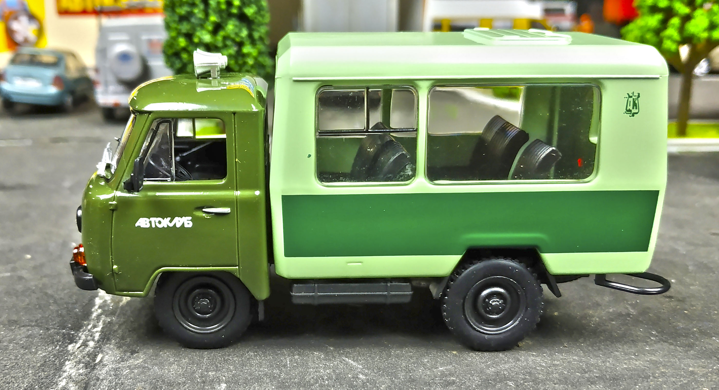 Моделька машины УАЗ 3303 КУБАНЕЦ масштаб 1:43, автолегенды. смотреть онлайн