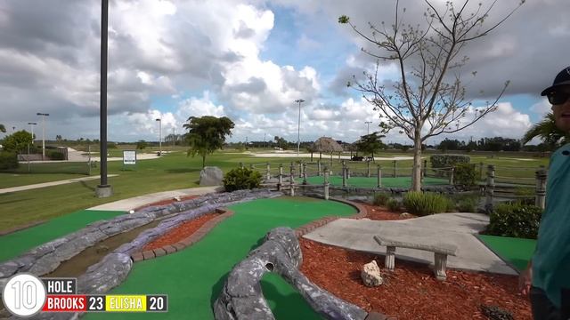 Lucky Mini Golf Hole In One Bounces and More at this Awesome Mini Golf Course! смотреть онлайн