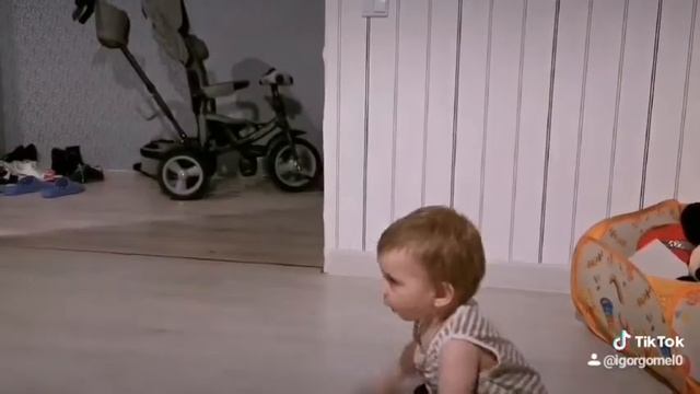 Забавный ребёнок в поисках сосиски. (Funny child) смотреть онлайн
