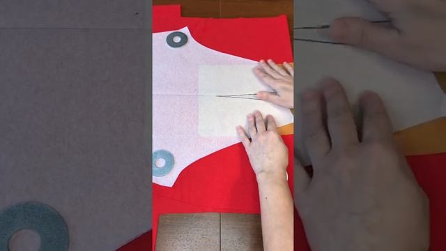 Лучший способ переноса вытачек с выкройки на обе половинки деталей одновременно. #shorts смотреть онлайн