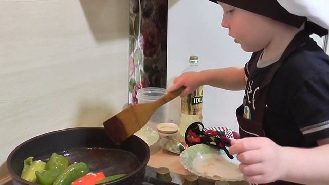 10.09.2021г. Елисей Репников, 3 года, готовит одновременно два блюда: котлеты и фаршированный перец смотреть онлайн