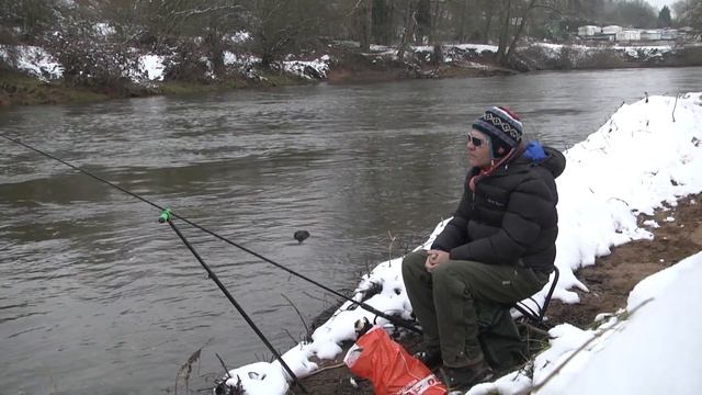 Matt Hayes catches chub with his new Adventure range of fishing tackle смотреть онлайн