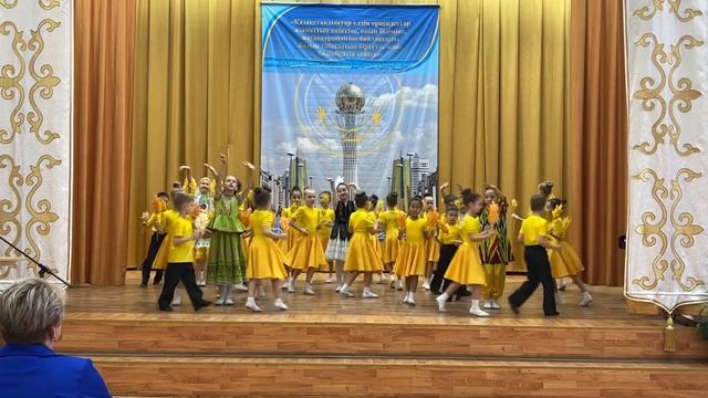 «Золотые колоски» хореографический ансамбль ❤️«АТАМЕКЕН»❤️ учащиеся 1 «Д» и 1 «Е» класса школы N8 смотреть онлайн