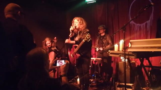 Snö - Cecilia Nordlund och Fullmånen från Helvetet Live at Landet 2018-12-05 смотреть онлайн