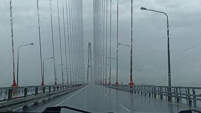 Владивосток. 23 августа 2023. Проезд по Русскому мосту с о. Русский в город. "Эти летние дожди". смотреть онлайн