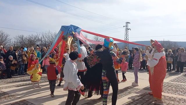 С прекрасно веселие, ден преди Сирни заговезни, беше отпразнувана Масленица в Казашко, смотреть онлайн