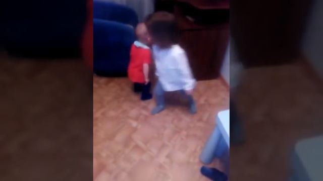 Дети отжигают Еве 2 года и 5 мес, Данилу годик