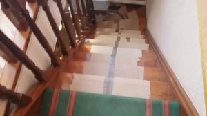 Чем закрыть деревянную лестницу, что бы не повредить ступени при ремонте.
