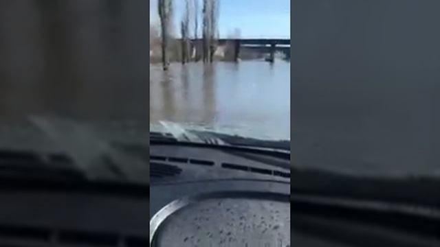 Незаряженная Шнива поплыла / Шевроле Нива плывёт под водой / Chevrolet Niva under water смотреть онлайн