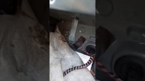 ВАЗ 2114.Ремонт.Оборвало шпильку крепления рулевой рейки.Ставим болт.