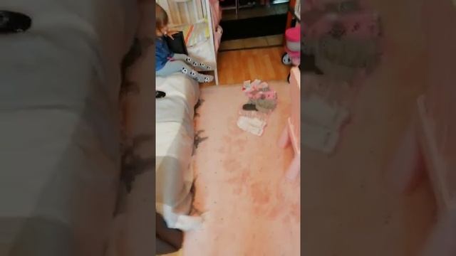 Юлю отвели в садик. ЗАПАСЛИСЬ Носками и колготки. Пьём чай. смотреть онлайн
