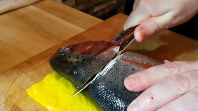 Разделка форели, семги, лосося. Выбор рыбёхи. Тренируемся вместе. Лайфхак по очистке. смотреть онлайн