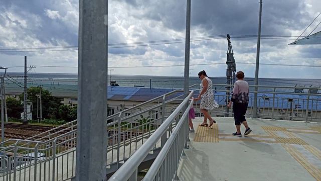 Сочи, п. Лоо, 02.09.21. Вид с пешеходного перехода-2. смотреть онлайн