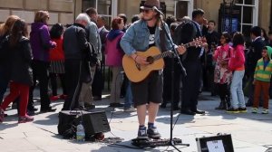 ПРИКОЛЬНЫЙ И КРЕАТИВНЫЙ УЛИЧНЫЙ МУЗЫКАНТ ► Небольшое Выступление Концерт На Улице
