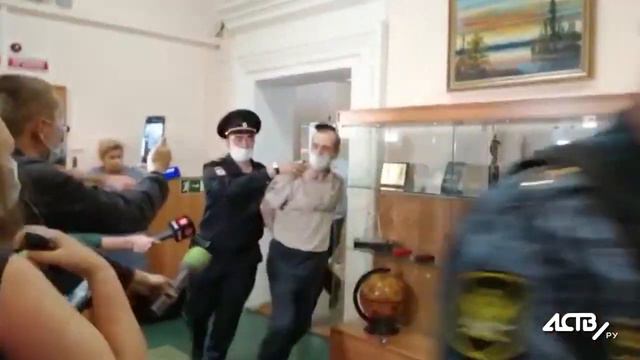 Дворников крикнул журналистам, что не согласен с приговором смотреть онлайн