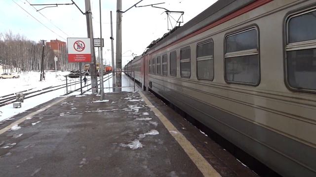 ЭД4М-0442 с приветливой бригадой прибывает на станцию Апрелевка смотреть онлайн