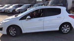 Мальчик ездит на машине за рулем, видео.