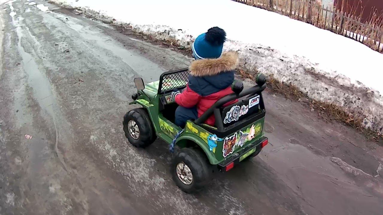 покатушки по бездорожью супер коржика! супер водитель носится по канавам и лужам под хард музыку. смотреть онлайн