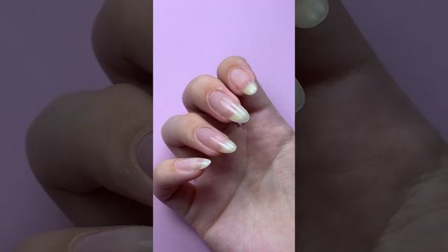 Маникюр левой рукой себе с помощью цветных топов #маникюр #manicure #дизайнногтей смотреть онлайн