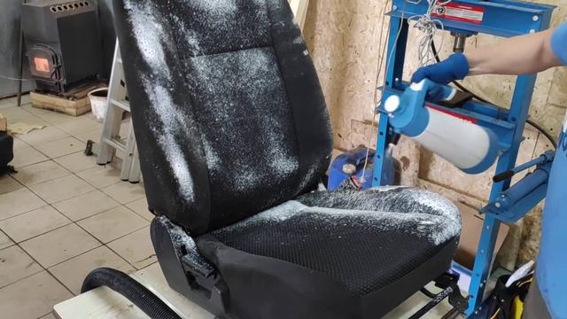 Химчистка салона Mitsubishi Lancer 9. Нанесение пены на кресло смотреть онлайн