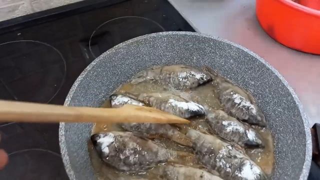 Жареные караси с луком без костей смотреть онлайн