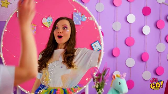 7 РАДУЖНЫХ ИДЕЙ ДЛЯ НОВОГОДНЕГО НАСТРОЕНИЯ || Лучшие преображения в стиле единорога смотреть онлайн