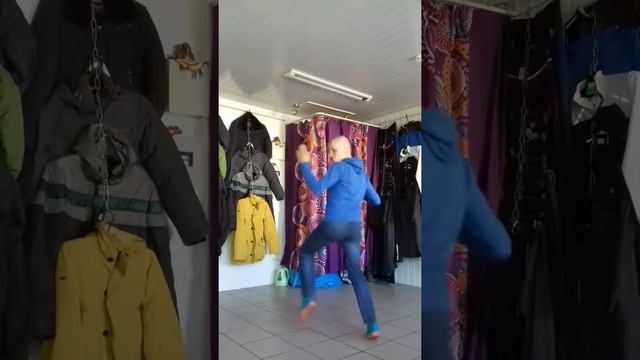 ТАНЕЦ ДЛЯ ПОДНЯТИЯ ПРОДАЖ В МАГАЗИНЕ ЛЫСАЯ ДЕВУШКА ТАНЦУЕТ SCOOTER WHERE ARE YOU BALD GIRL DANCING смотреть онлайн