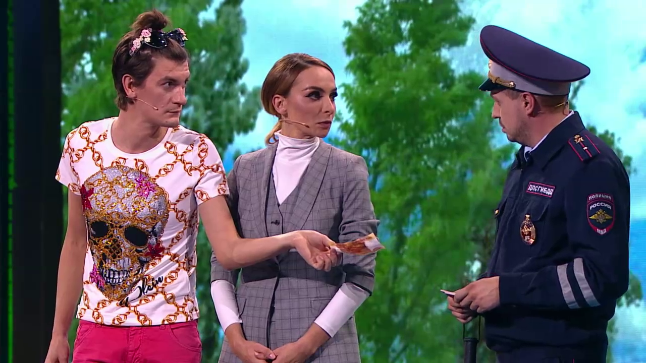 Камеди Вумен - Гаишник остановил пару трансгендеров смотреть онлайн