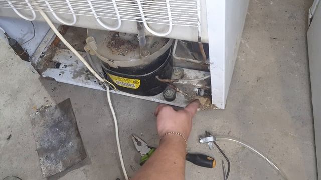 Как заправить холодильник ФРЕОНОМ (ГАЗОМ) из баллончика. Заправь сам !!!.mp4 смотреть онлайн