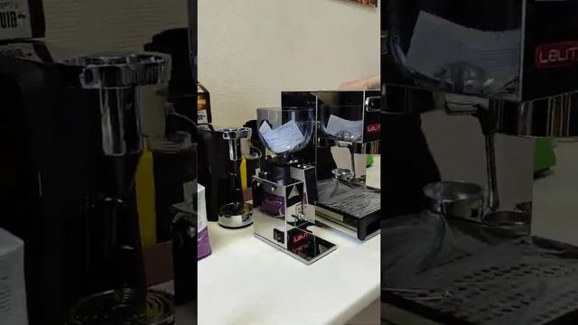 Распаковка жерновой кофемолки LELIT Fred PL043MMI смотреть онлайн