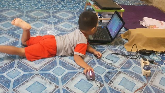 Kids playing games - crazy mouse смотреть онлайн