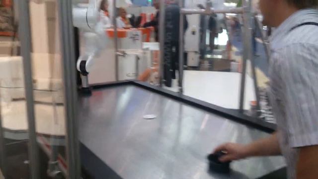 Аэрохоккей с роботом смотреть онлайн