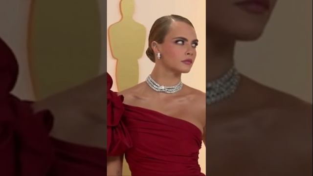 Cara Delevingne Looked Breathtaking In Red At the Oscars 2023 смотреть онлайн