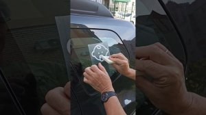 Как наклеить наклейку на стекло автомобиля. Инструкция пошагово.