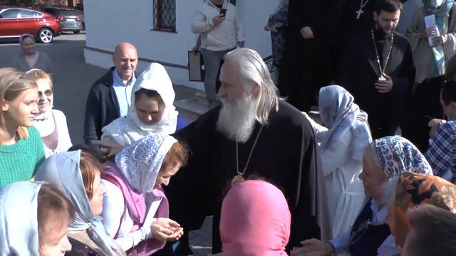 Владыка Феогност благословляет прихожан смотреть онлайн