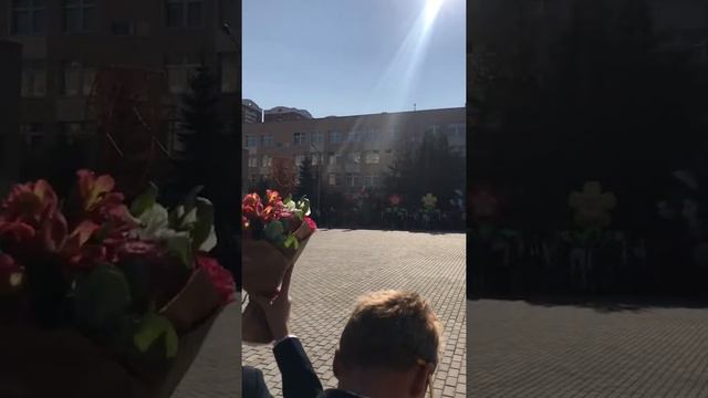 Шок!!! В школе на линейке поют тает лед смотреть онлайн