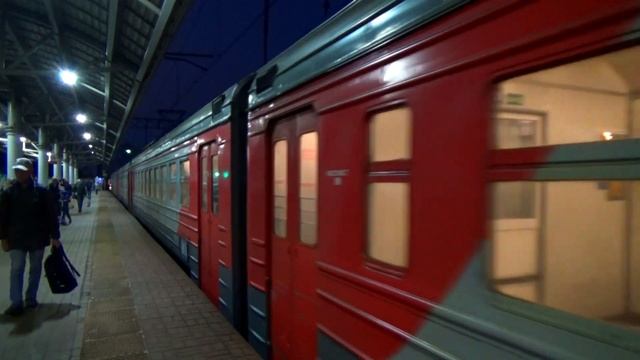 Электропоезд ЭР2Р-7023 сообщением "Куровская - Москва Казанская", платформа Выхино смотреть онлайн