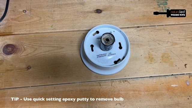 Tips for Removing a Broken Light Bulb from a Socket смотреть онлайн