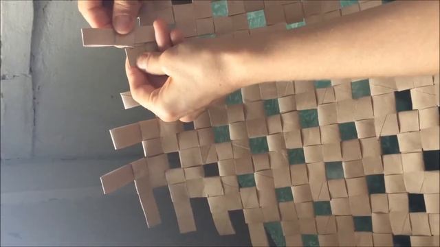 Плетение большой корзинки из втулок от туалетной бумаги и бумажных полотенец смотреть онлайн