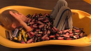 a lot of candy | Bath time with sweets, Конфеты. Ванна из конфет, много конфет