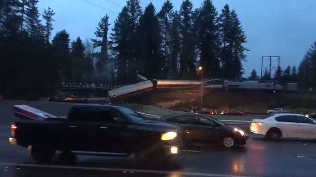 18.12.2017 Скоростной поезд сошел с рельс и упал на автостраду. Вашингтон, США.